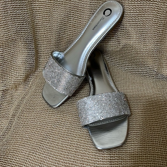 Silver rhinestone flip flops by Comfort Foam. - Picture 1 of 2